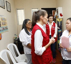 Su Majestad la Reina conversa con personal del Centro durante su visita